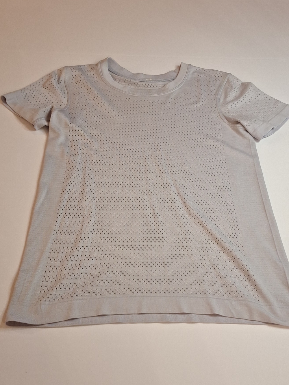 #624 Lululemon Tshirt Approximate size 4